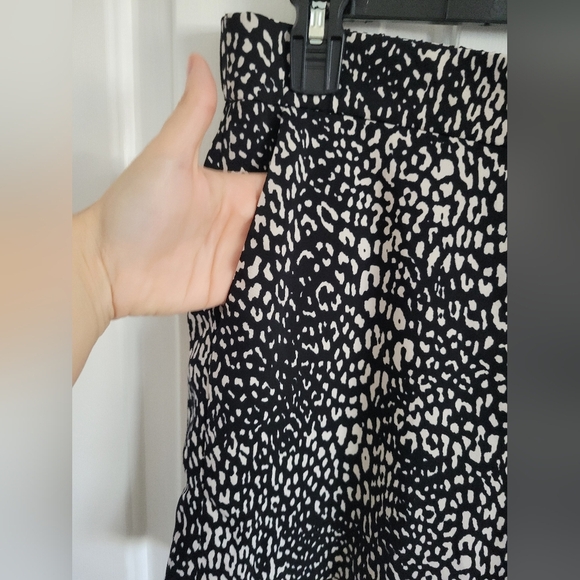 Calvin Klein Women’s Black White Animal Print Shorts Size Medium - Picture 4 of 4